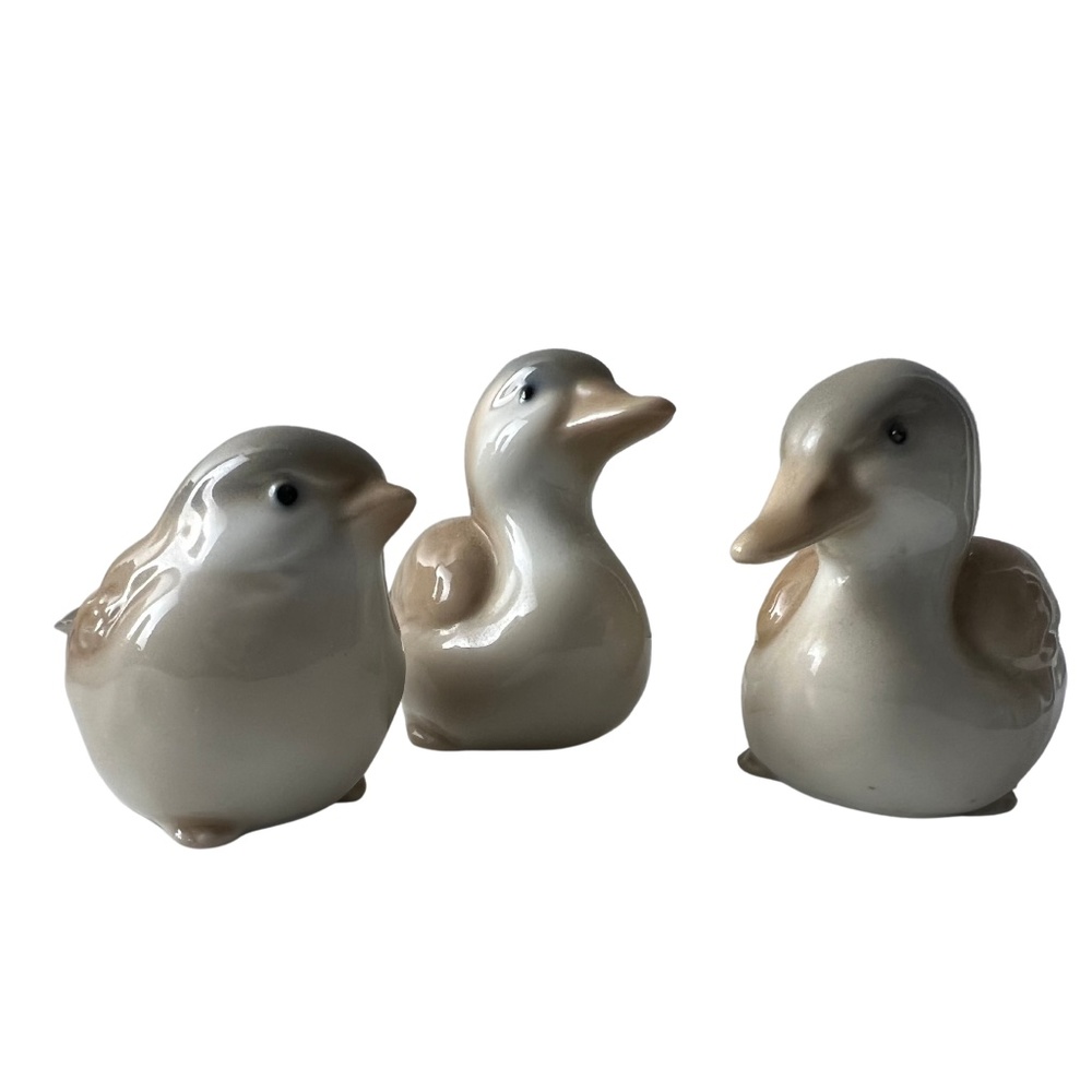 Vintage House Interior Three Birds